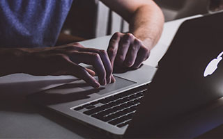 张伟丽在体能训练中完成高难挑战，张伟丽平时训练视频